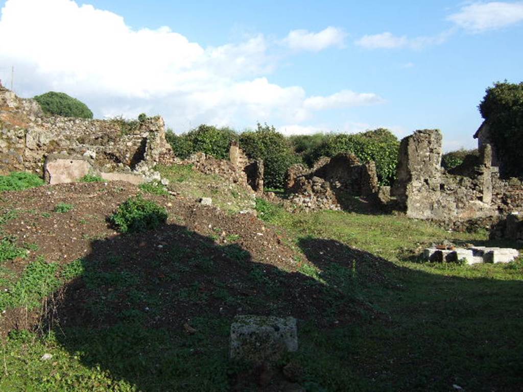 VI.9.1 Pompeii. December 2005. Room 2, the atrium, looking east towards rear entrance at VI.9.14.
