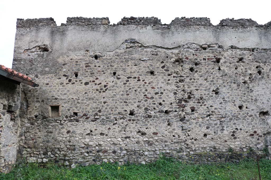 VI.9.1, Pompeii. December 2018. 
Room 18, south wall of the garden area, with niche in south-east corner. Photo courtesy of Aude Durand.
