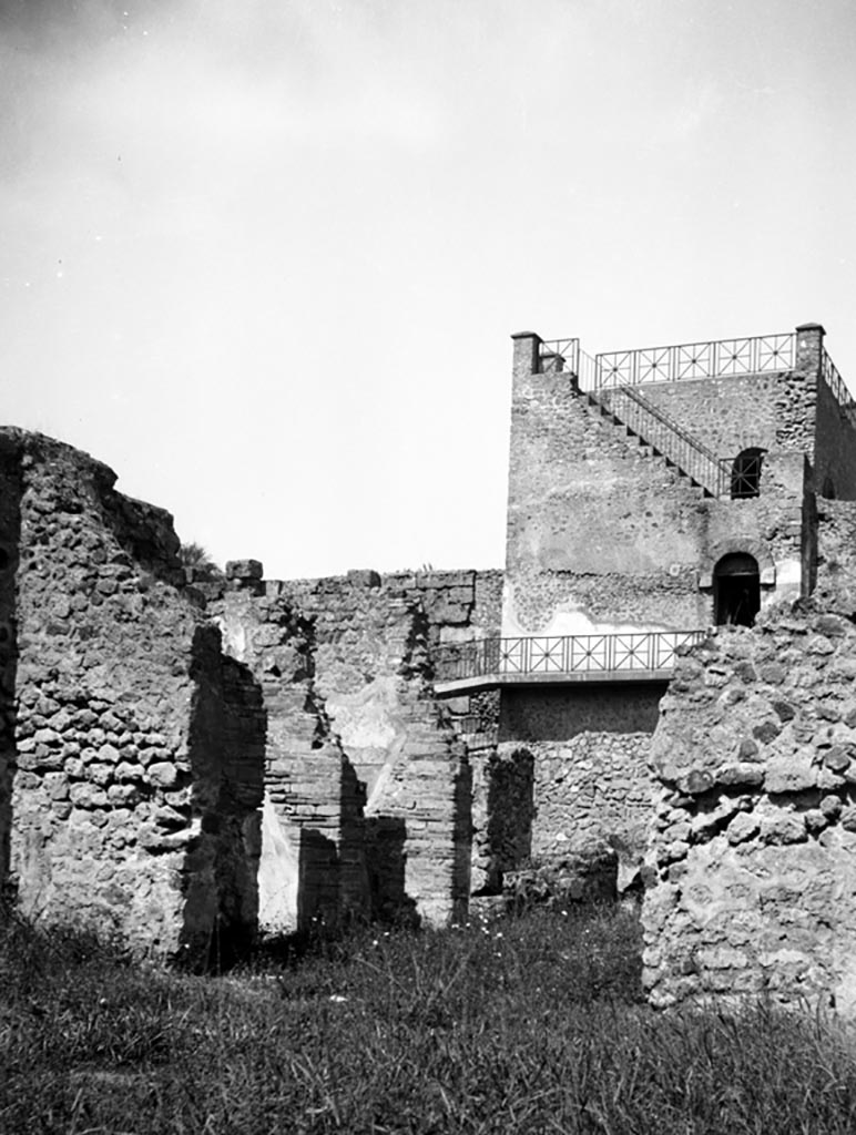 VI.9.1 Pompeii. W640 Looking north along west side of house, from large triclinium near garden area. 
Photo by Tatiana Warscher. Photo © Deutsches Archäologisches Institut, Abteilung Rom, Arkiv. 
According to Warscher, the photo was taken from the north end of the triclinium “O” (our room 15), as described by Fiorelli,
“the very large triclinium furnished with ample windows overlooking the xystus, and bordered by five independent rooms between them, one of them with the same garden window, and another without a doorway, because it was re-used from the entrance corridor of the second house of the three houses that originally stood here. 
The street wall was walled up to form Warscher’s room “i” (our room 20).
See Warscher, T, 1938: Codex Topographicus Pompejanus, Regio VI, insula 9: Pars prima, (no.20), DAIR, Rome.  
