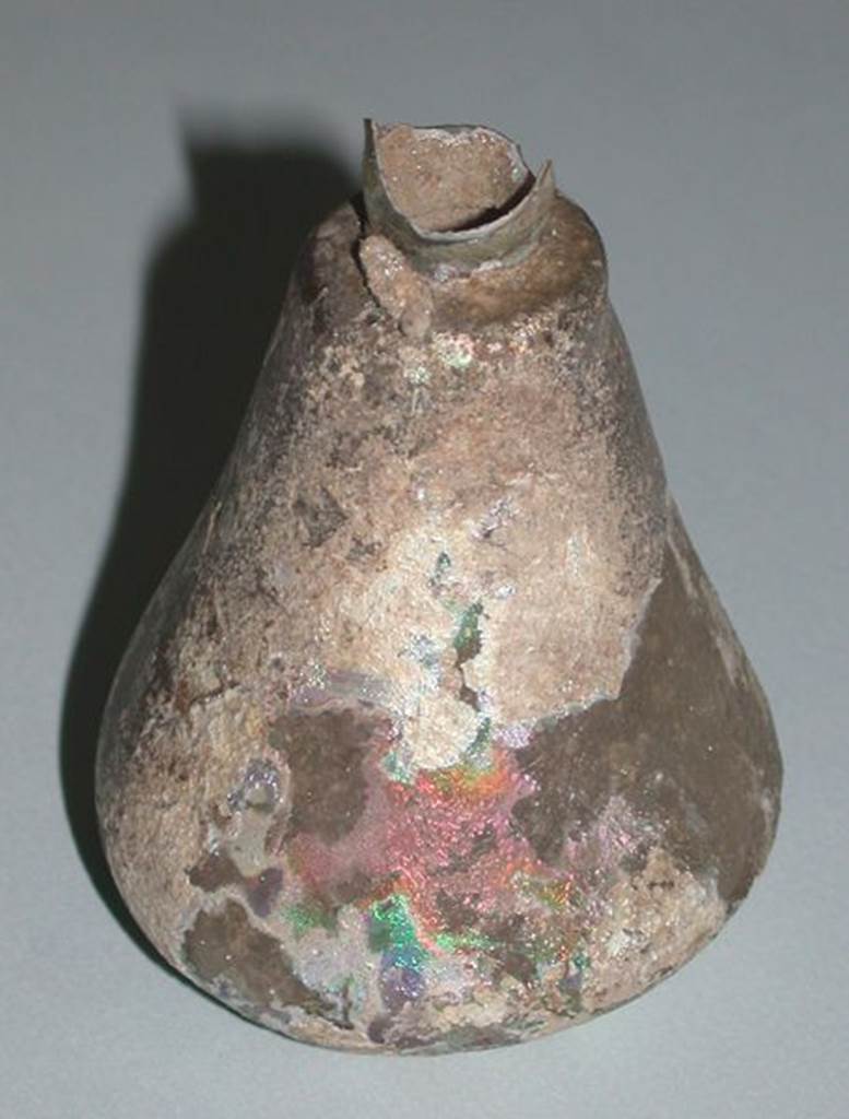 VI.9.1 Glass perfume bottle, view 2. Height 0.072m, diameter 0.048m.  OA 2800 Balsamaire, muse Cond, photo RMN  R.G. Ojeda