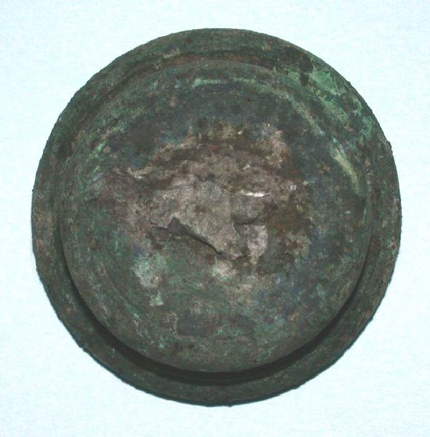 VI.9.1 Bronze foot.  Height 0.015m, diameter 0.03m.  OA 2803a Element de mobilier : trois bases, muse Cond, photo RMN  R.G. Ojeda