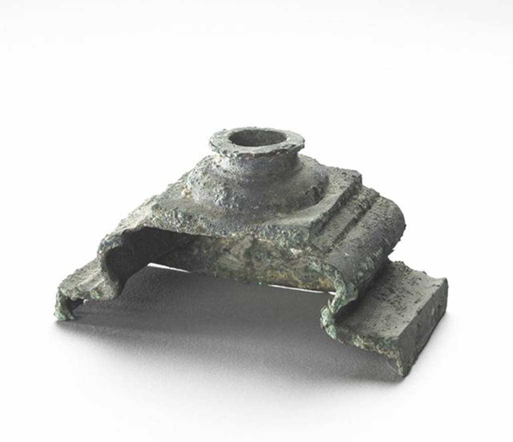 VI.9.1 Bronze base of a turned foot of a banqueting bed.  OA 2798 Elment de mobilier : base de pied de lit, muse Cond, photo RMN  R.G. Ojeda