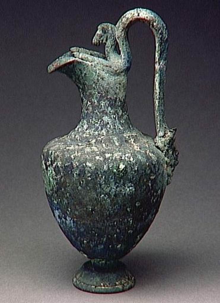 VI.9.1 Bronze jug.  Height 0.25m.  OA 1150 Cruche  embouchure oblique en fer  cheval, muse Cond, photo RMN  R.G. Ojeda