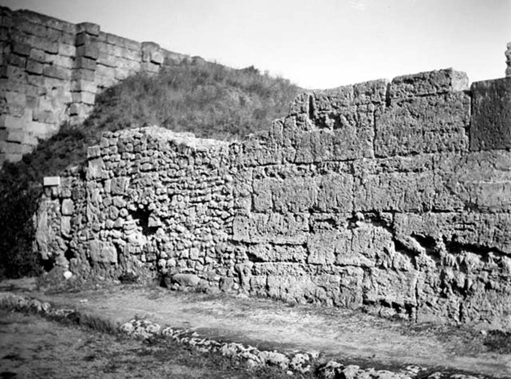 231230 Bestand-D-DAI-ROM-W.647.jpg
6.9.1 Pompeii. W647 Façade on Via Mercurio, north end.
Photo by Tatiana Warscher. With kind permission of DAI Rome, whose copyright it remains. 
See http://arachne.uni-koeln.de/item/marbilderbestand/231230
