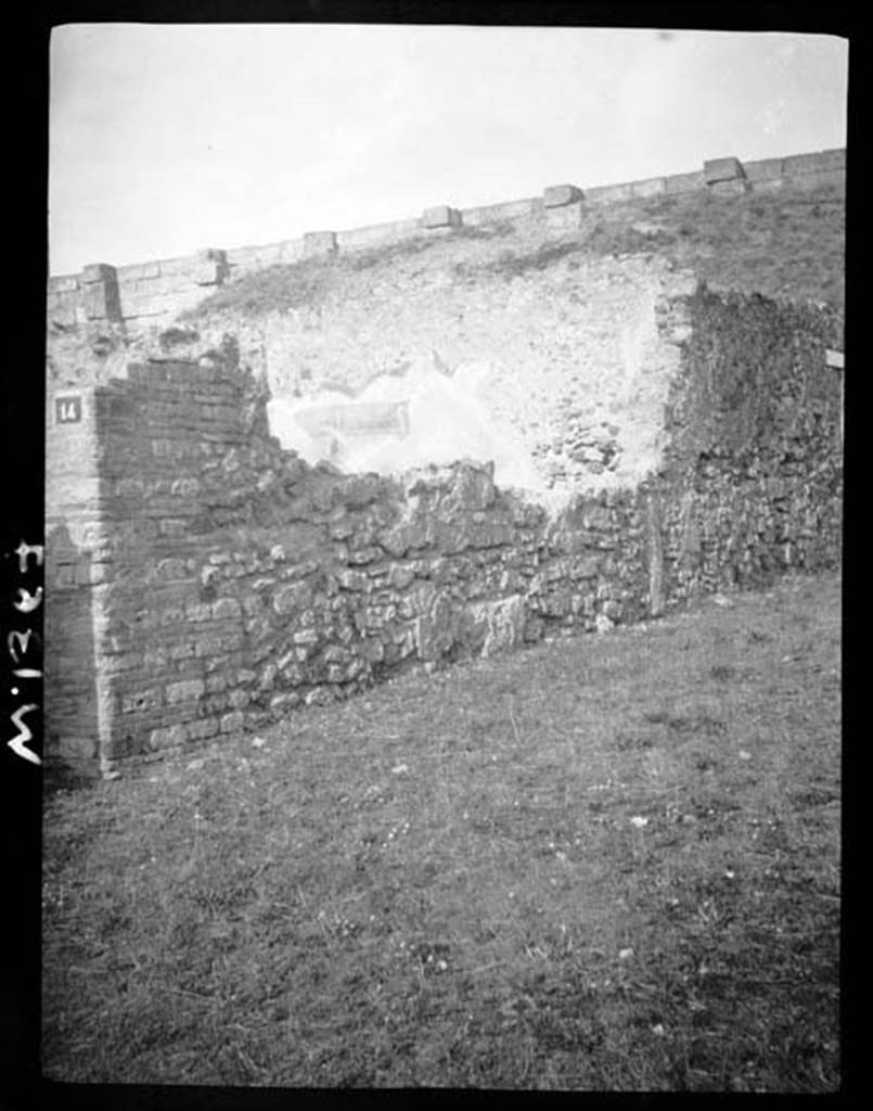 6.9.14 Pompeii. W.1367. Wall on north side of entrance doorway
Photo by Tatiana Warscher. With kind permission of DAI Rome, whose copyright it remains. 
See http://arachne.uni-koeln.de/item/marbilderbestand/230623 
