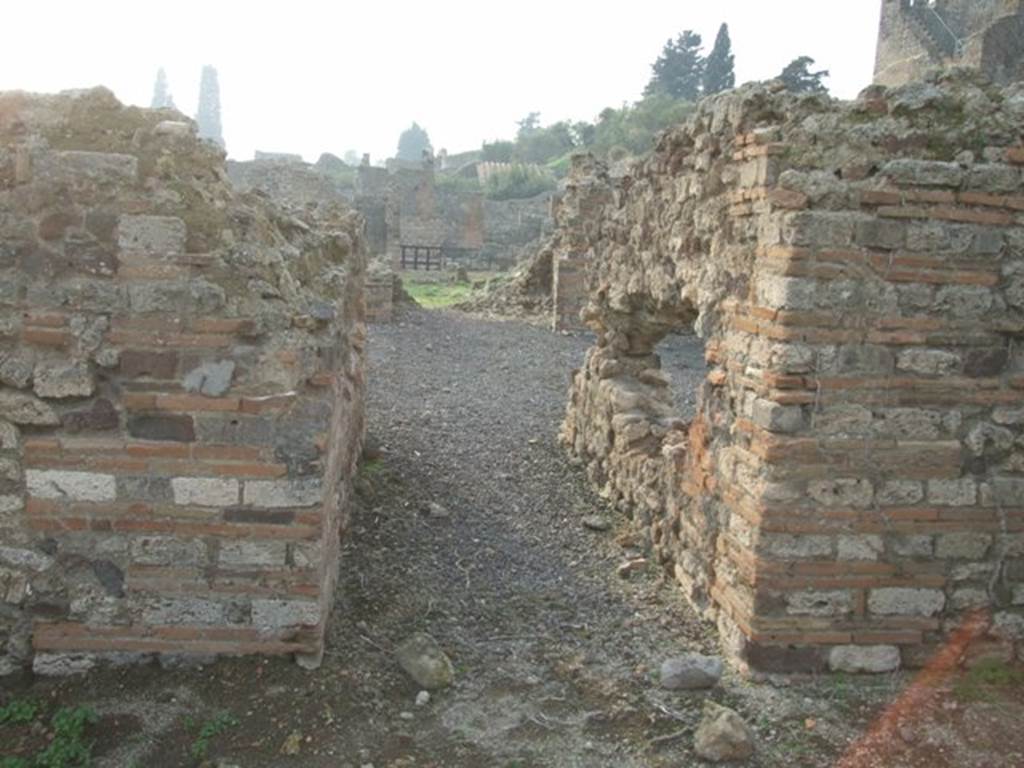 VI.9.14 Pompeii. December 2007. Entrance doorway VI.9.14 and fauces 25, looking west through house to other entrance at VI.9.1.
