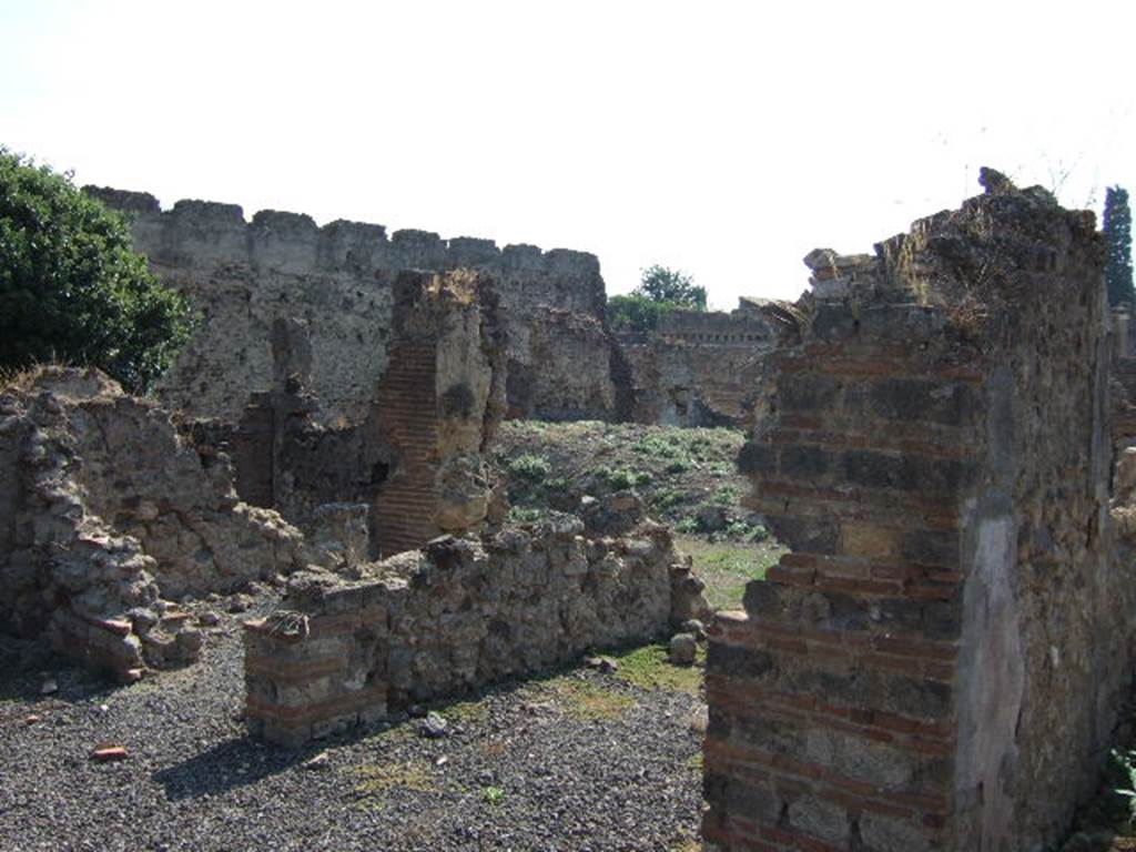 VI.9.14 Pompeii. September 2005. Looking south-west from atrium, into room 33 a corridor/tablinum (centre) leading into VI.9.1.