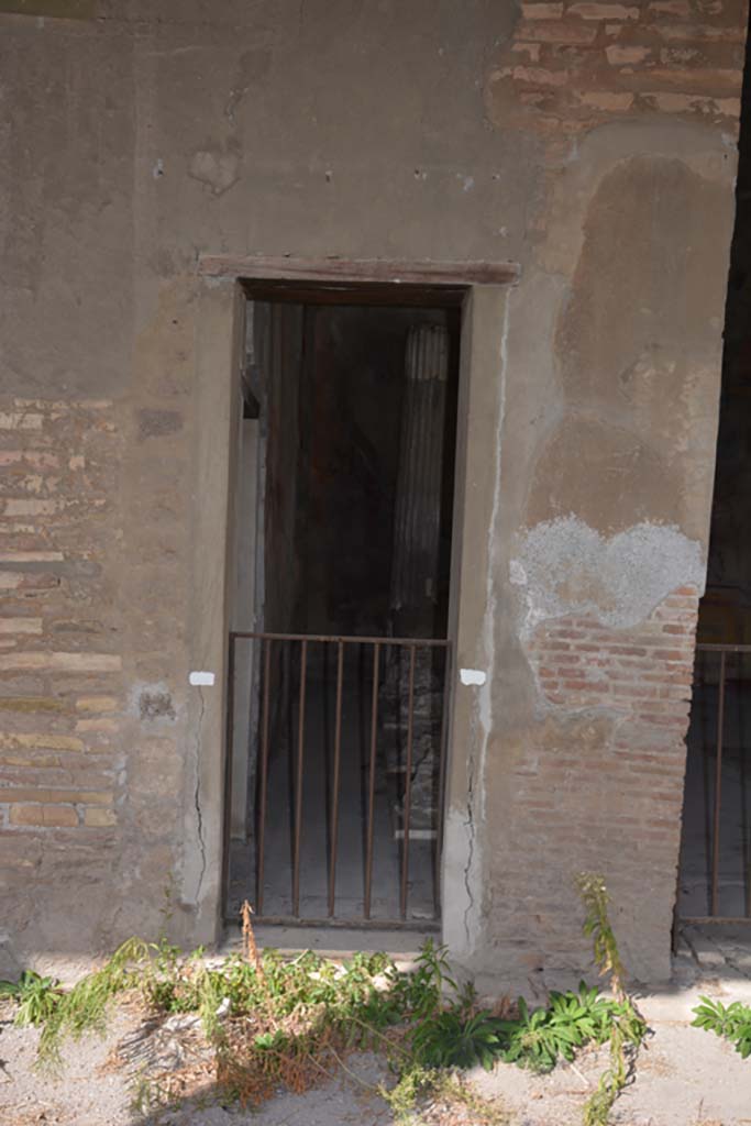 VI.11.10 Pompeii. October 2017. Room 43, looking north through small doorway on west side.
Foto Annette Haug, ERC Grant 681269 DCOR
