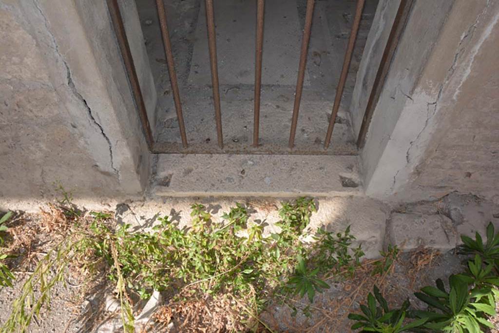 VI.11.10 Pompeii. October 2017. Room 43, doorway threshold of small doorway on west side.
Foto Annette Haug, ERC Grant 681269 DCOR

