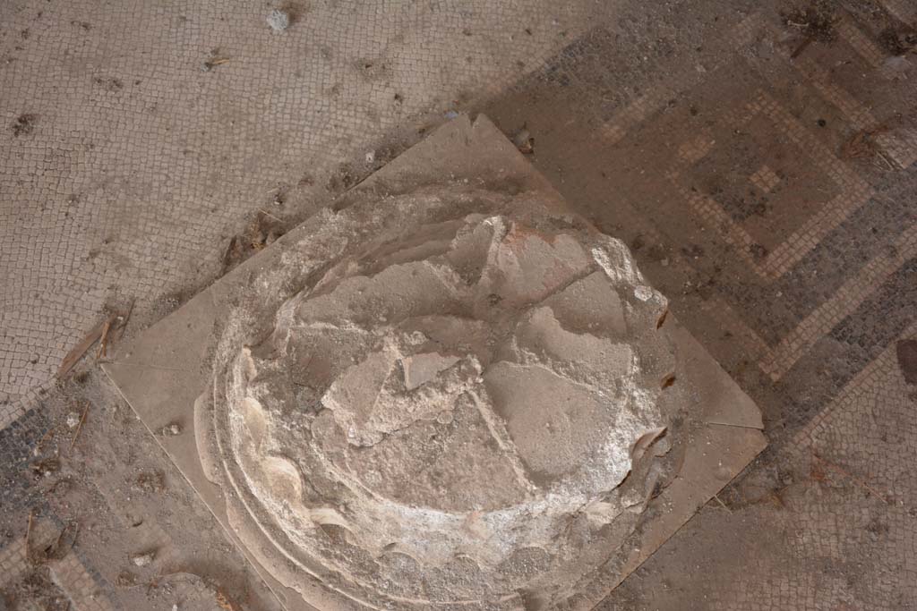 VI.11.10 Pompeii. November 2017. Room 43, detail of base of column and mosaic flooring near west wall. 
Foto Annette Haug, ERC Grant 681269 DCOR
