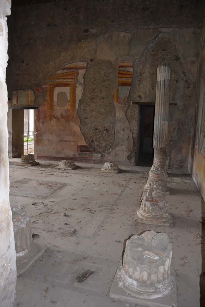 VI.11.10 Pompeii. October 2017. 
Room 43, looking west from doorway of room 45 towards doorway of room 44, in north-west corner
Foto Annette Haug, ERC Grant 681269 DÉCOR

