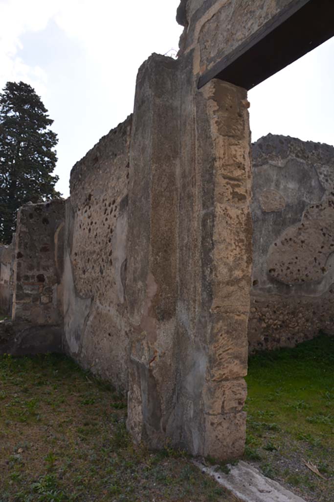 VI.11.10 Pompeii. October 2017. 
Room 38, pilaster at north end of west wall, and doorway into services area (room 10), see VI.11.9 for more photos.  
Foto Annette Haug, ERC Grant 681269 DÉCOR

