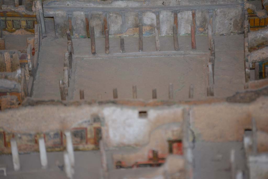 VI.11.9/10 Pompeii. July 2017. Peristyle 36, looking towards west portico.
In the upper left, the west wall of room 38 can be seen, followed by the doorway into the long corridor leading to the services, baths and bakery areas.
From cork model in Naples Archaeological Museum.
Foto Annette Haug, ERC Grant 681269 DCOR.

