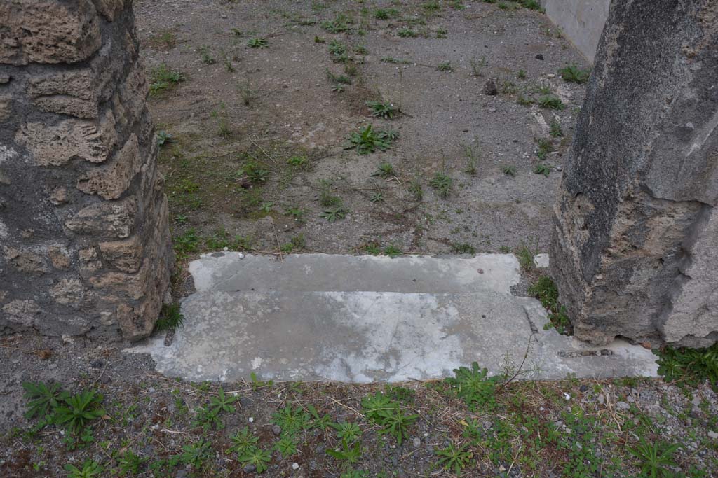 VI.11.10 Pompeii. October 2017. Room 35, doorway threshold from atrium.
Foto Annette Haug, ERC Grant 681269 DCOR
