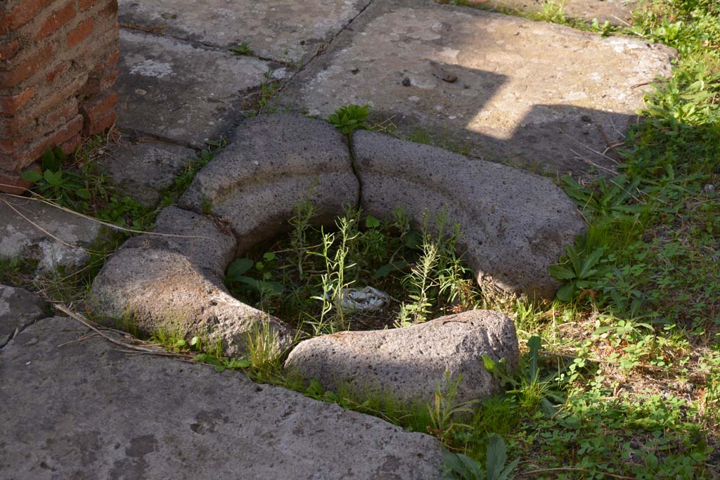 VI.11.10 Pompeii. October 2017. Cistern mouth on north side of impluvium in atrium, looking west.
Foto Annette Haug, ERC Grant 681269 DÉCOR

