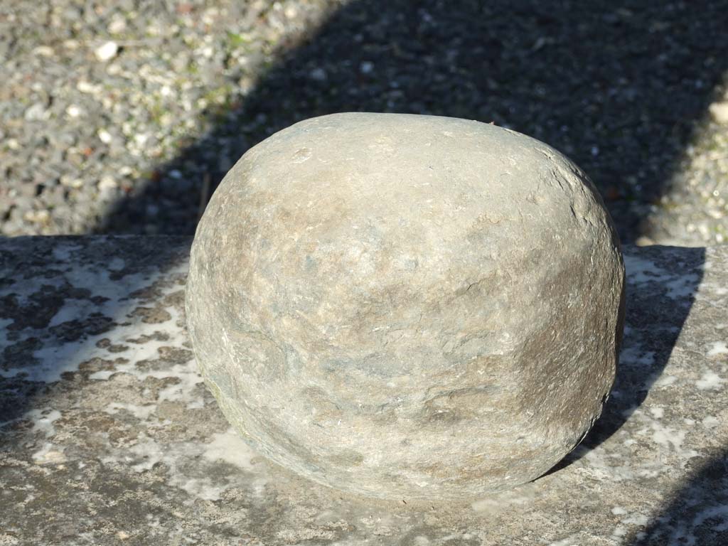 VI.11.10 Pompeii. December 2007. Atrium 27, stone ball on table.