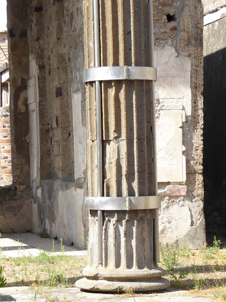 VI.11.10 Pompeii. September 2017. 
Detail of base of column in north-east corner of impluvium in atrium.
Foto Annette Haug, ERC Grant 681269 DÉCOR
