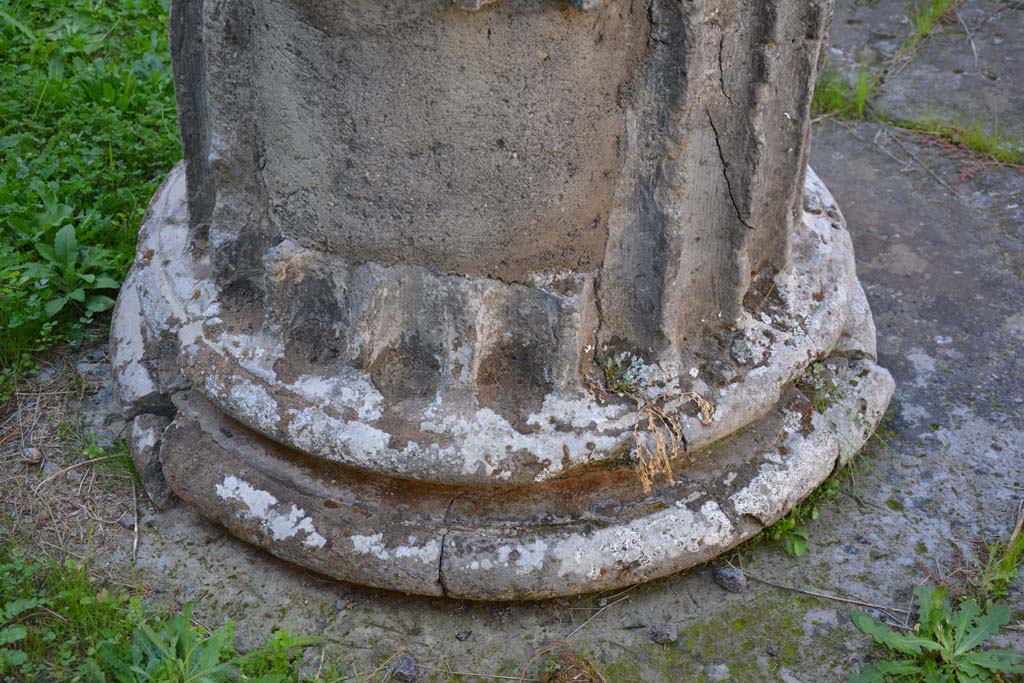 VI.11.10 Pompeii. October 2017. Atrium 27, detail of a base of column near impluvium.
Foto Annette Haug, ERC Grant 681269 DÉCOR
