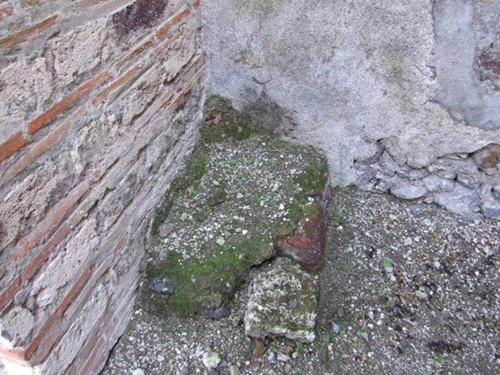 VI.11.10 Pompeii. December 2007. Room 25, feature in north-east corner.  