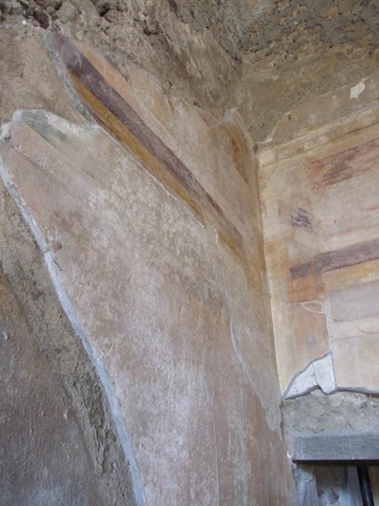 VI.11.10 Pompeii. December 2007. 
Room 40, painted plaster in north-west corner of exedra, with line of violet frieze. 
