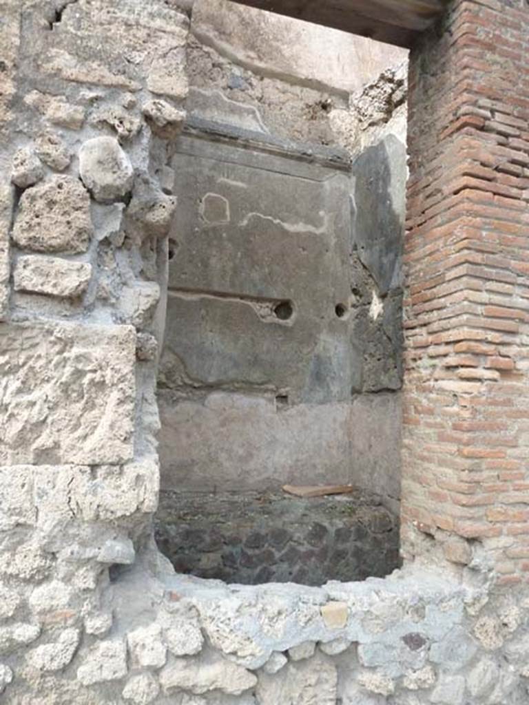 VI.12.2 Pompeii. September 2015. North wall of north portico of rear peristyle.