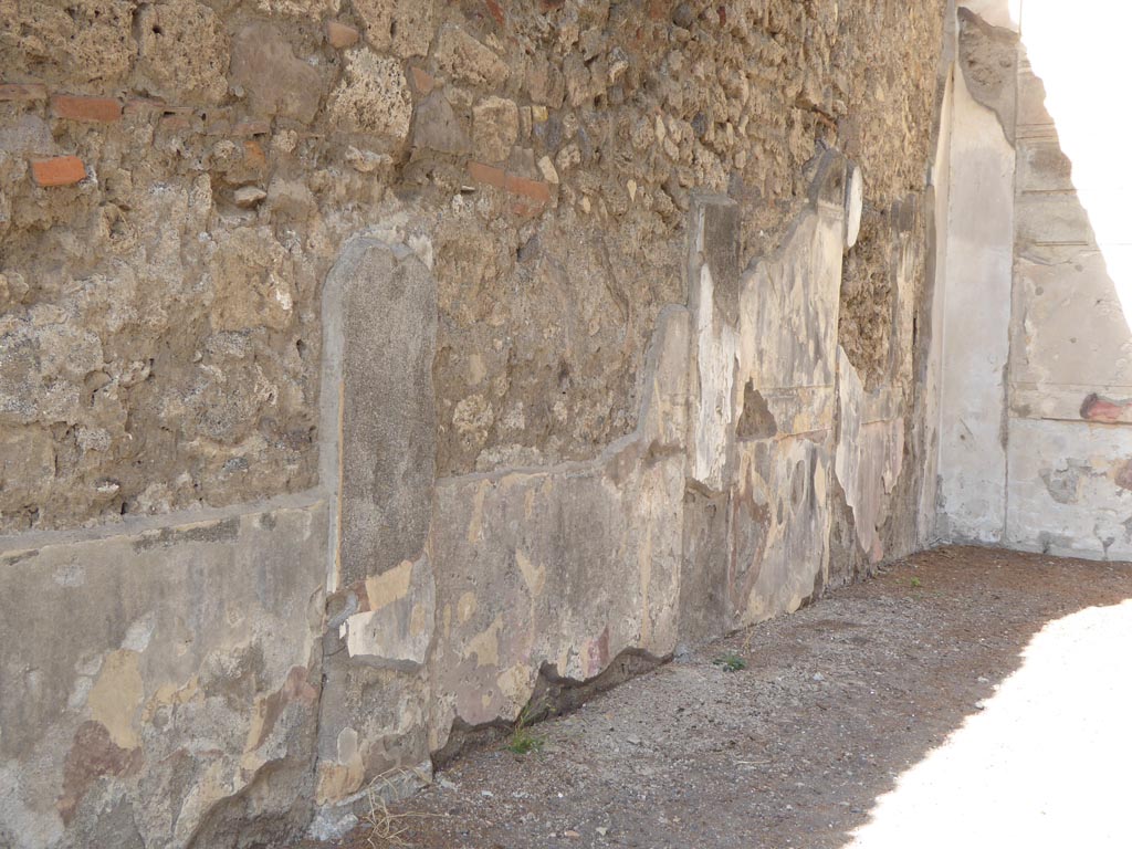 VI.12.2 Pompeii. September 2015. Looking north along west wall in north-west corner of rear peristyle.
Foto Annette Haug, ERC Grant 681269 DÉCOR.