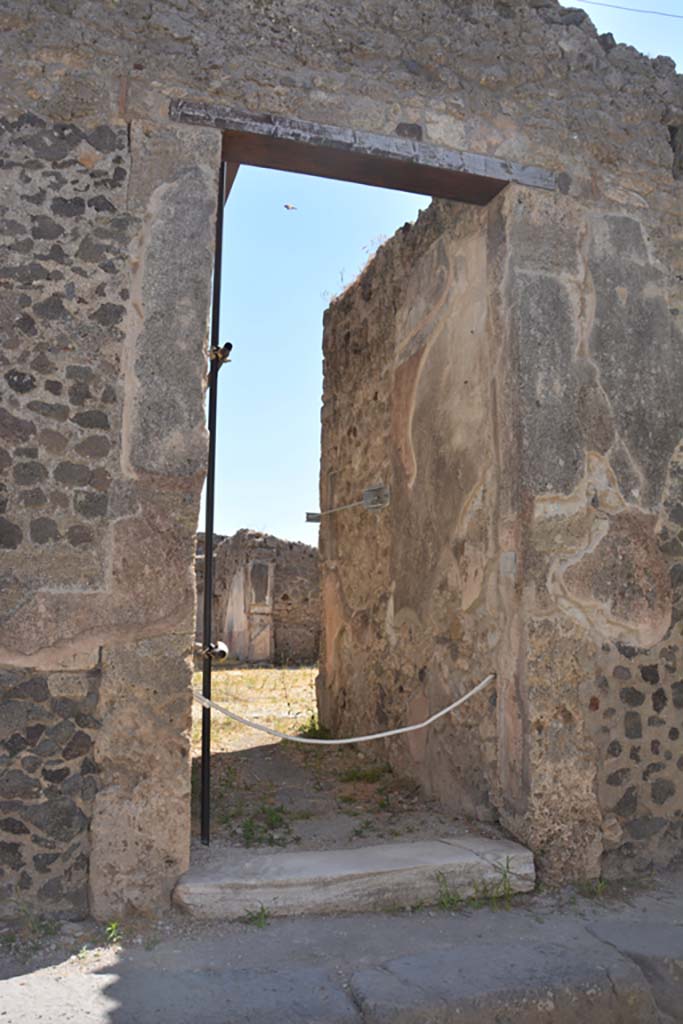 VI.13.19 Pompeii. July 2017. Looking east through entrance doorway.
Foto Annette Haug, ERC Grant 681269 DÉCOR.