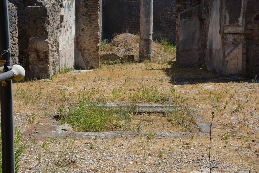 VI.13.19 Pompeii. July 2017. Looking east across impluvium in atrium.
Foto Annette Haug, ERC Grant 681269 DÉCOR.