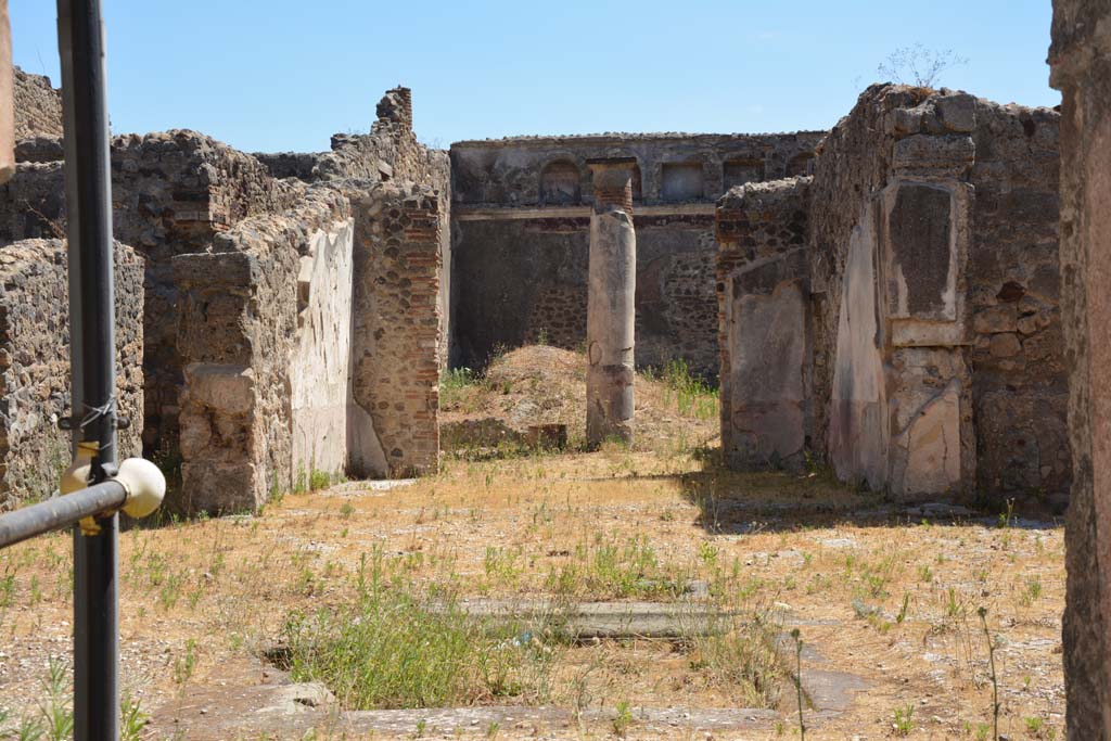 VI.13.19 Pompeii. July 2017. Looking across atrium towards tablinum and through to garden area.
Foto Annette Haug, ERC Grant 681269 DÉCOR.