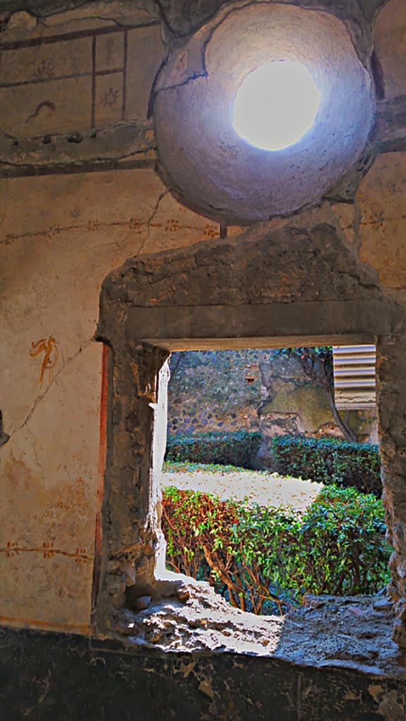 VI.15.8 Pompeii. December 2019. 
South wall of cubiculum, with window overlooking garden area.
Photo courtesy of Giuseppe Ciaramella.
