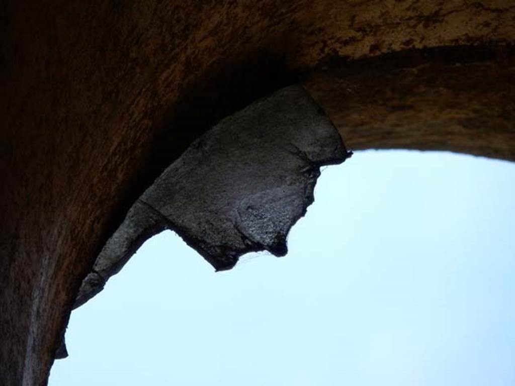 VI.15.8 Pompeii. May 2015. Detail of glass remains from small upper window in south wall of cubiculum. Photo courtesy of Buzz Ferebee.