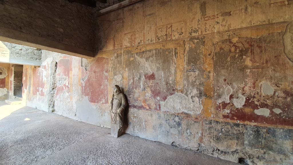 VII.1.8 Pompeii. July 2021. Looking towards north wall of portico B.
Foto Annette Haug, ERC Grant 681269 DÉCOR
