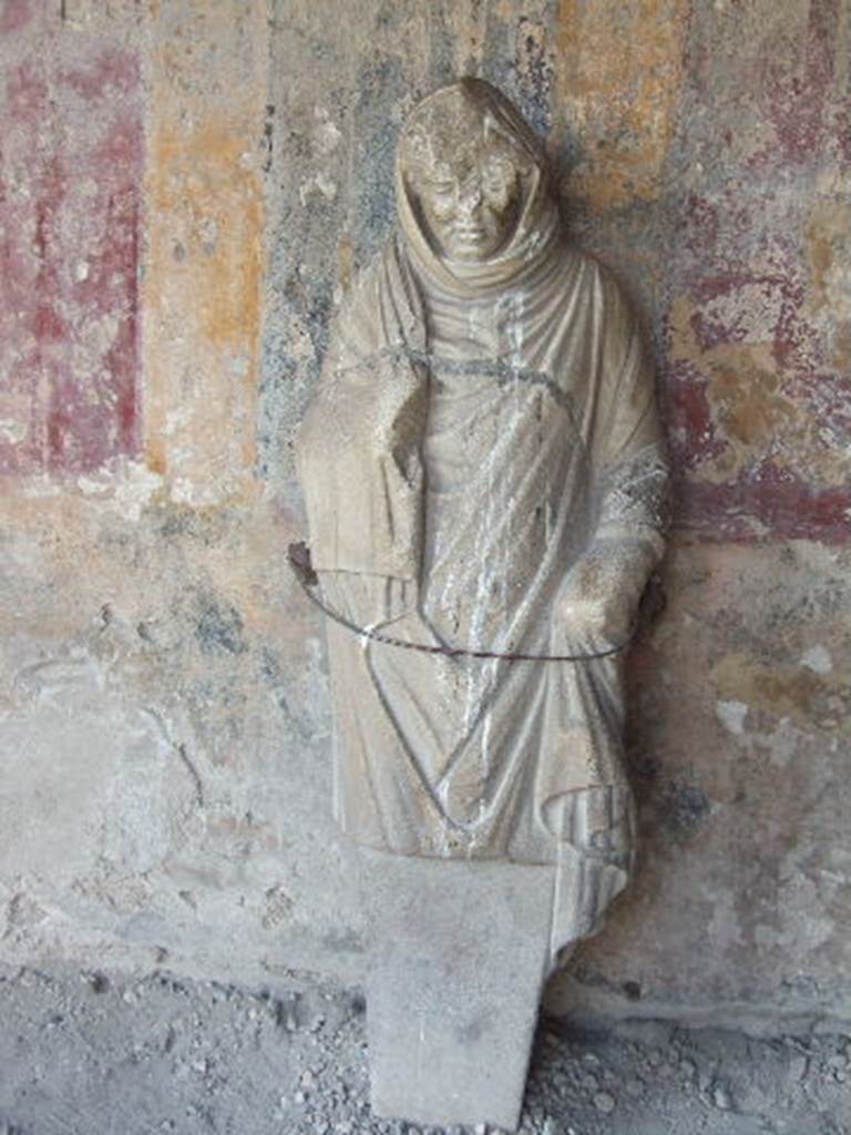 VII.1.8 Pompeii. December 2006. Statue of a woman in north portico B. 