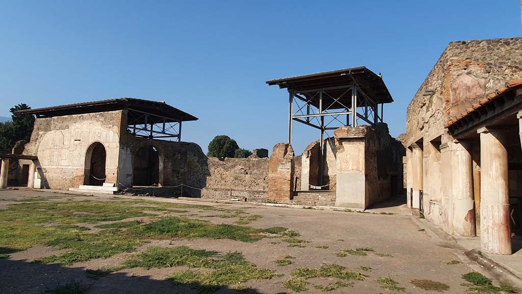 VII.1.8 Pompeii. July 2021. Looking west across gymnasium C, along north portico B, on right.
Foto Annette Haug, ERC Grant 681269 DÉCOR
