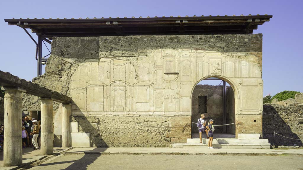 VII.1.8 Pompeii. August 2021. 
Looking west to stucco exterior walls of destrictarium E and nymphaeum F, in south-west corner of gymnasium C.  Photo courtesy of Robert Hanson.
