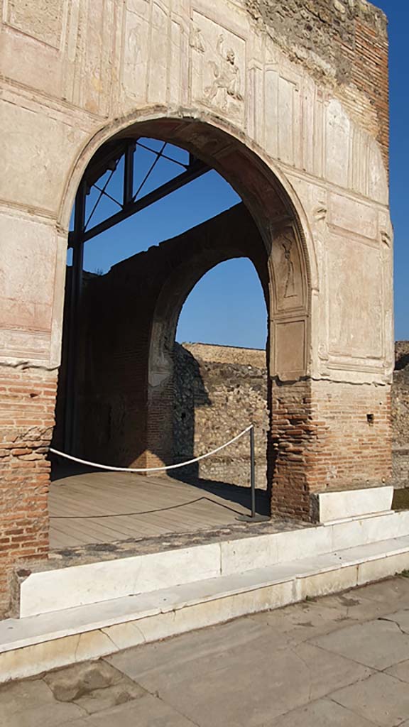 VII.1.8 Pompeii. July 2021. 
Looking north-west towards Nymphaeum F with arched entrance and stucco plaster.
Foto Annette Haug, ERC Grant 681269 DÉCOR
