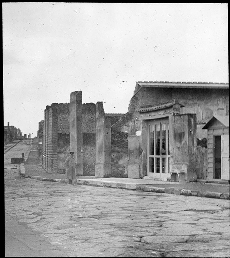 V.1.8 Pompeii. Looking towards entrance doorway on north side of Via dell’ Abbondanza.  
Photo by permission of the Institute of Archaeology, University of Oxford. File name instarchbx209im003a. Source ID. 44558.  
See photo on University of Oxford HEIR database
