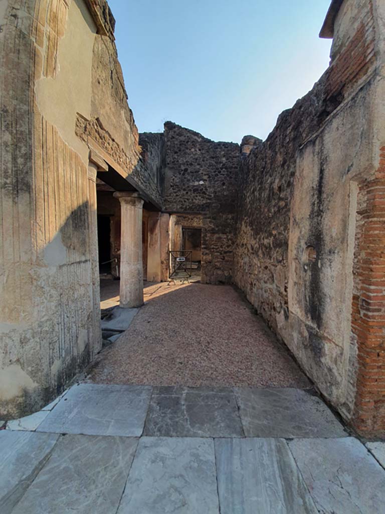 VII.1.8 Pompeii. July 2021. Looking east from north end of vestibule A along the south portico.
Foto Annette Haug, ERC Grant 681269 DÉCOR
