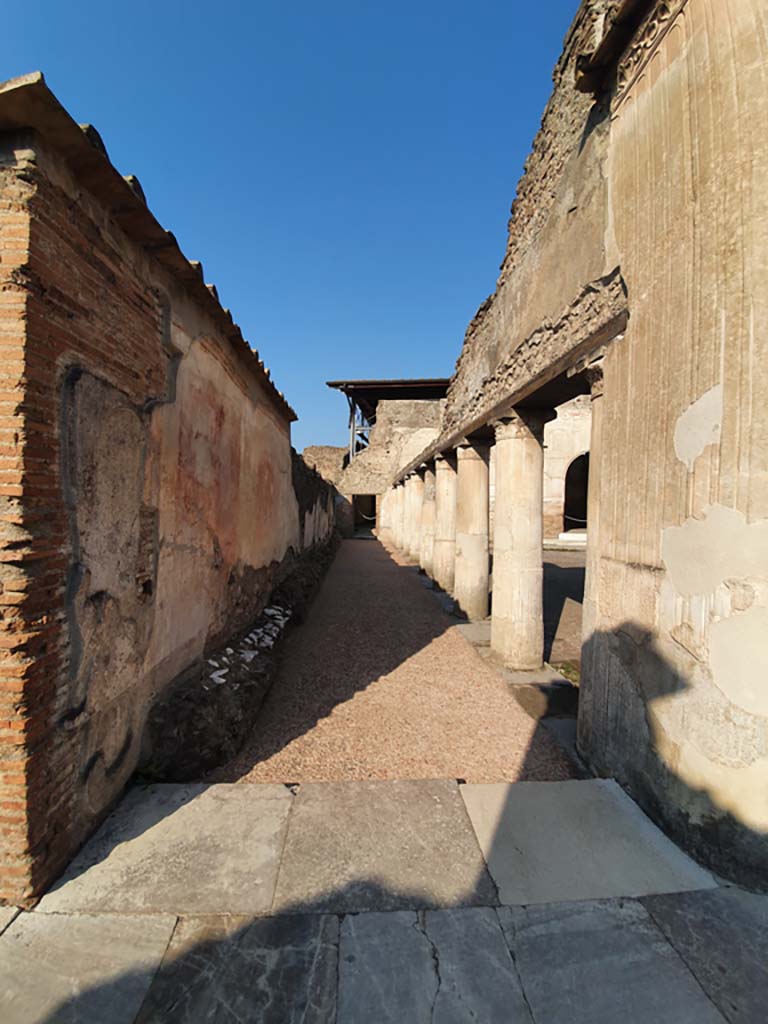 VII.1.8 Pompeii. July 2021. Looking west from north end of Vestibule A along the south portico.
Foto Annette Haug, ERC Grant 681269 DÉCOR
