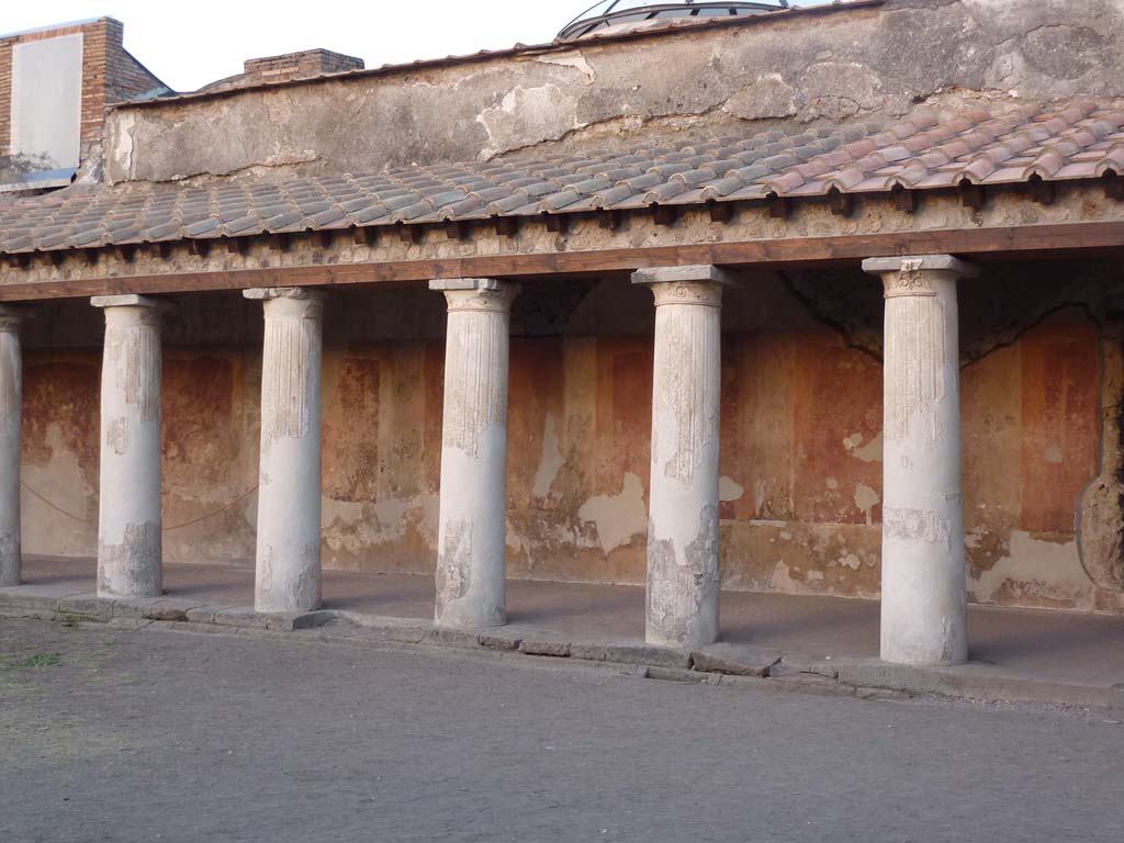 VII.1.8 Pompeii. October 2014. East portico B, looking towards wall decoration and pillars on portico.
Foto Annette Haug, ERC Grant 681269 DÉCOR
