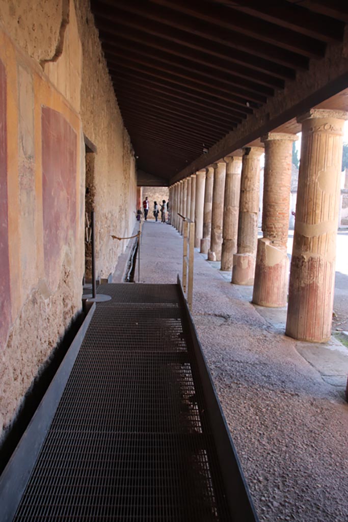 VII.1.8 Pompeii. October 2022. 
East side of portico B looking south. Photo courtesy of Klaus Heese.

