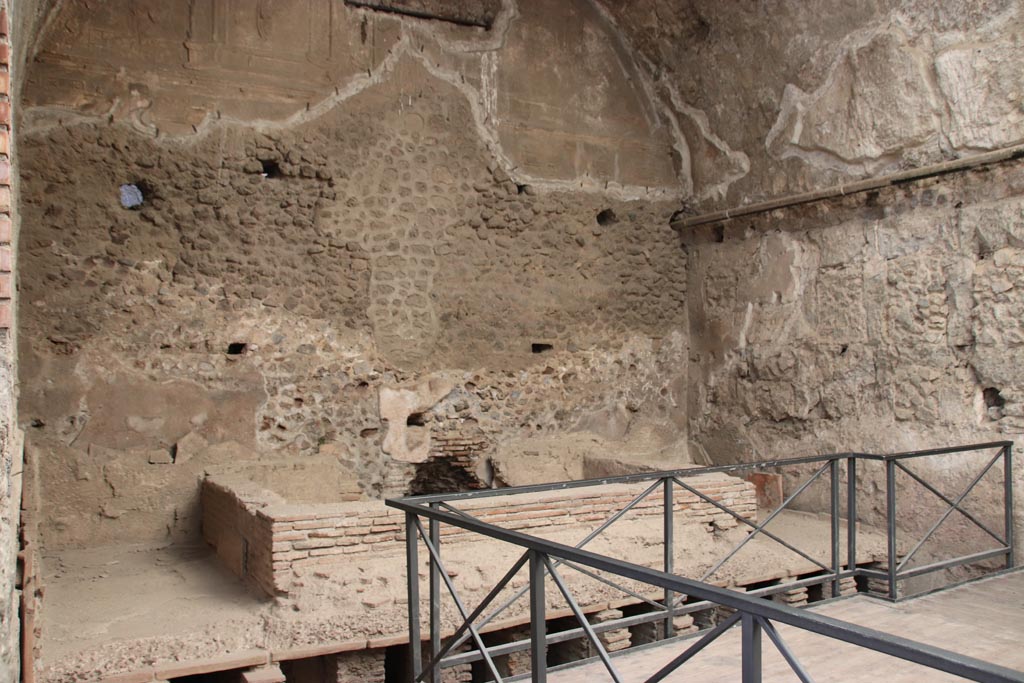 VII.1.8 Pompeii. October 2022. 
Men’s tepidarium 3, north-east corner (left) and pool against east end wall. Photo courtesy of Klaus Heese.

