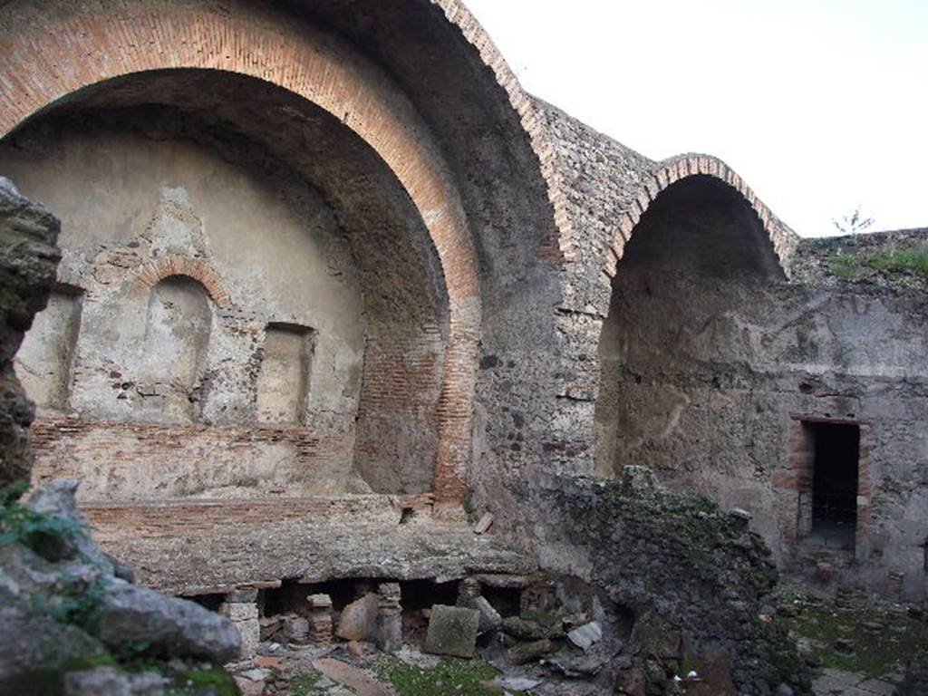 VII.1.8 Pompeii. December 2006. East end wall of calidarium 5 and barrel vaulted ceiling of men’s tepidarium 3.