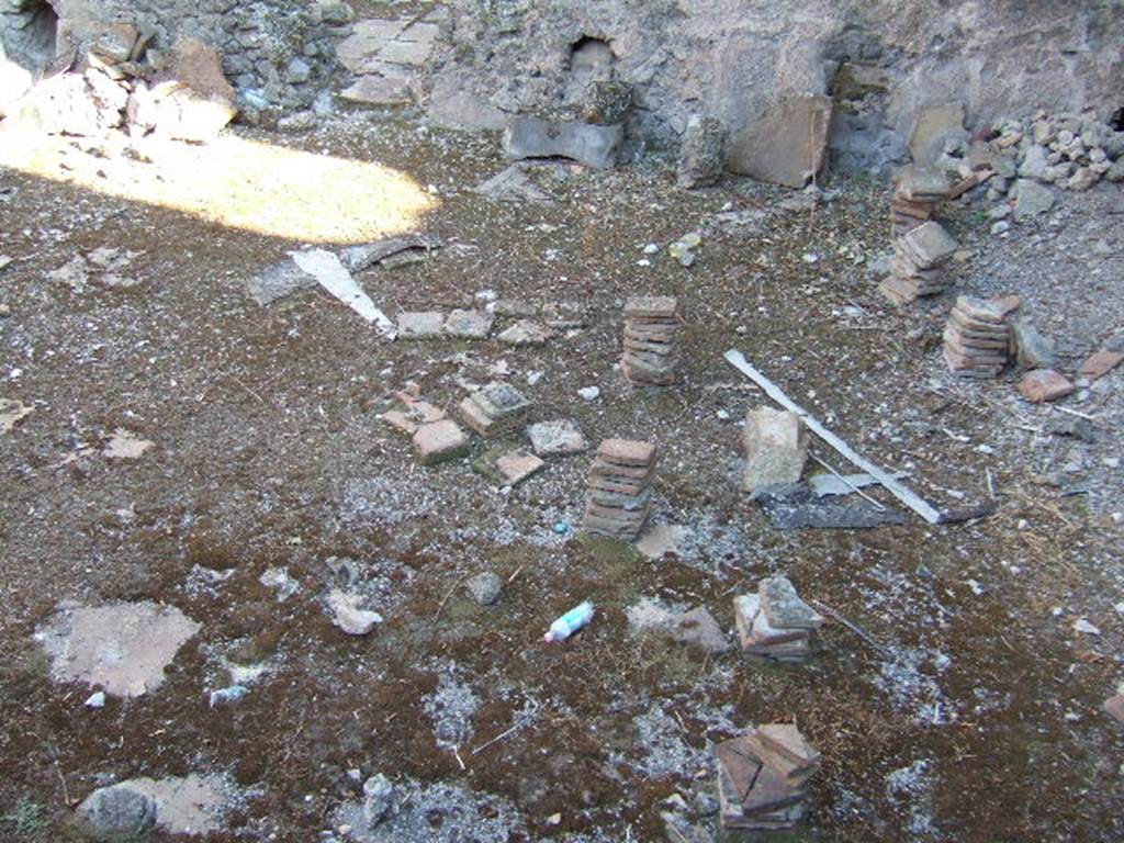 VII.1.8 Pompeii. September 2005. Looking south across men’s calidarium 5.