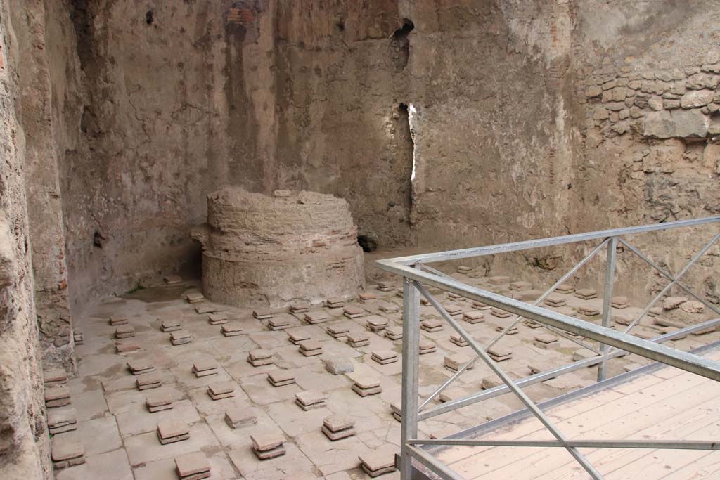 VII.1.8 Pompeii. September 2017. Looking west in men’s calidarium 5. Photo courtesy of Klaus Heese.