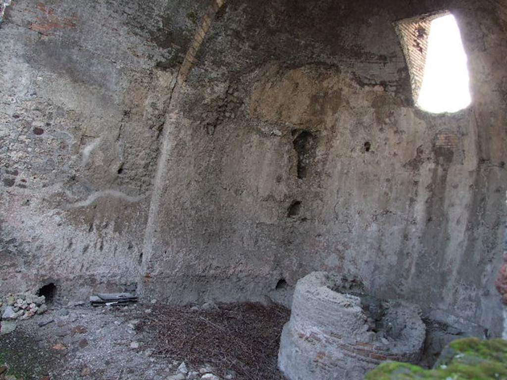 VII.1.8 Pompeii. December 2006. 
South end of west end wall of men’s calidarium 5 with remains of support for marble drinking water basin. 
The skylight in the apse, which has been reconstructed, also helped to regulate the temperature.


