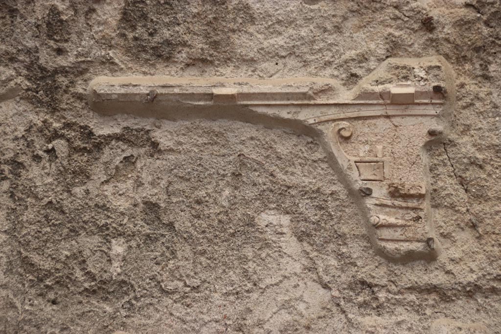 VII.1.8 Pompeii. October 2022. 
Stucco decoration on upper south wall of men’s tepidarium 3, west of doorway from men’s changing room 2.
Photo courtesy of Klaus Heese.
