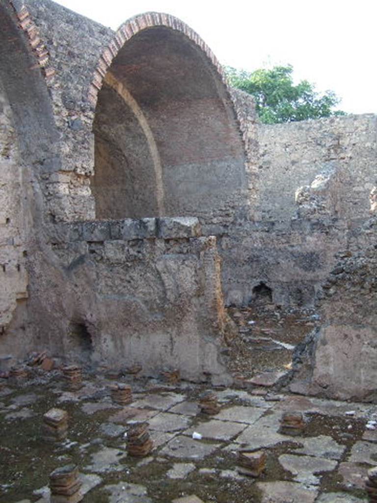 VII.1.8 Pompeii. September 2005. Looking north into calidarium 5, from tepidarium 3. 