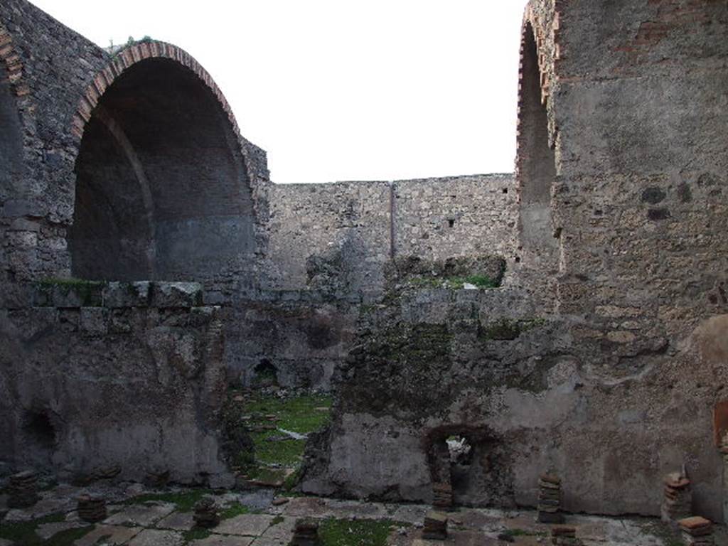 VII.1.8 Pompeii. December 2006. Looking north into caldarium 5, from tepidarium 3. 