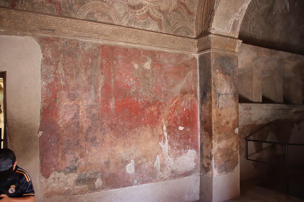 VII.1.8 Pompeii. October 2024. 
North wall at east end of Vestibule 1, with room 2, men’s changing room, on right. Photo courtesy of Klaus Heese.
